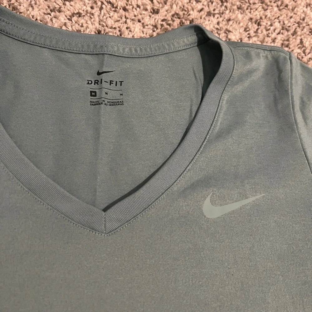 4 (four) size M Nike dri-fit tshirts - Picture 3 of 9